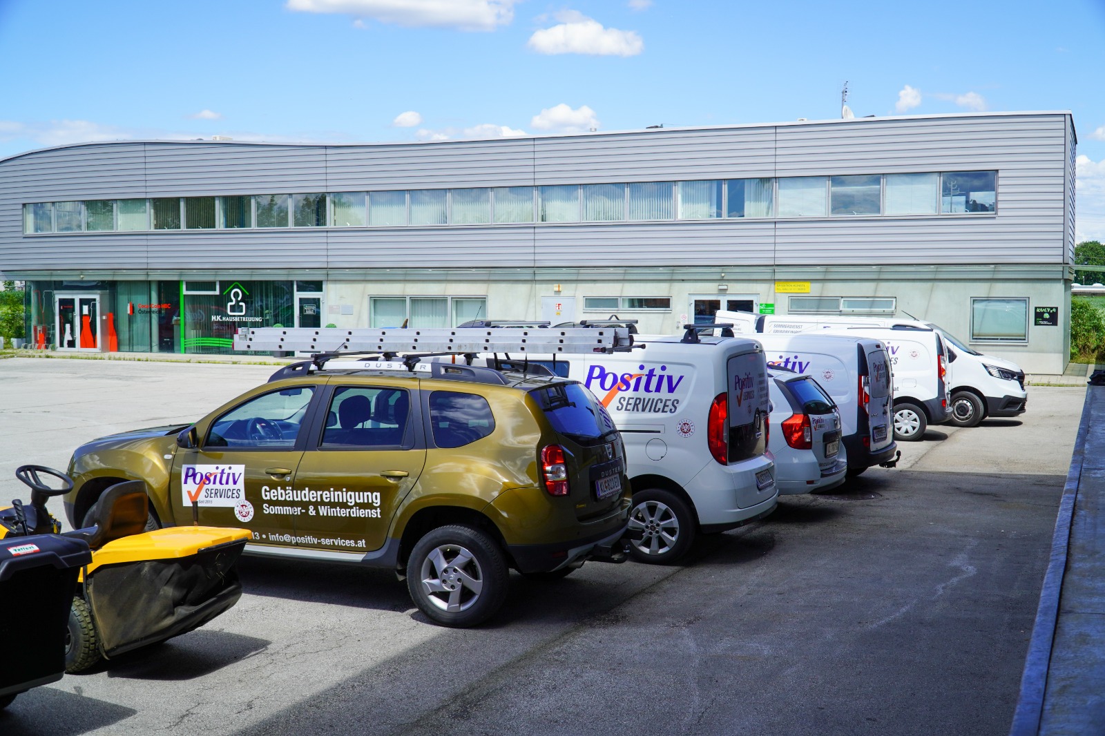 Fuhrpark von Positiv Services am Firmenstandort